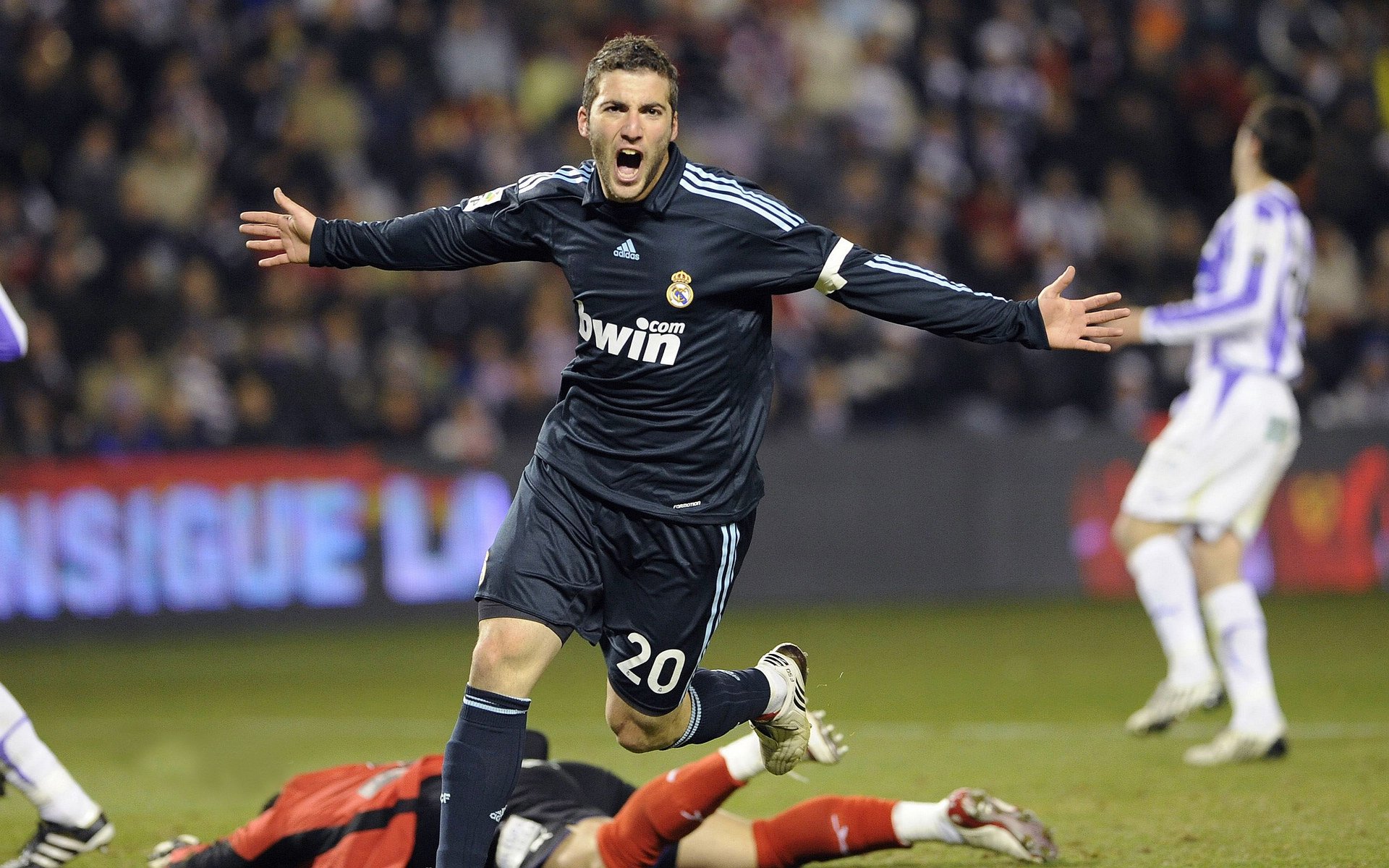 开云体育下载-勇士逆转独行侠，西部决赛中库里双手暴扣点燃全场，勇士队库里视频